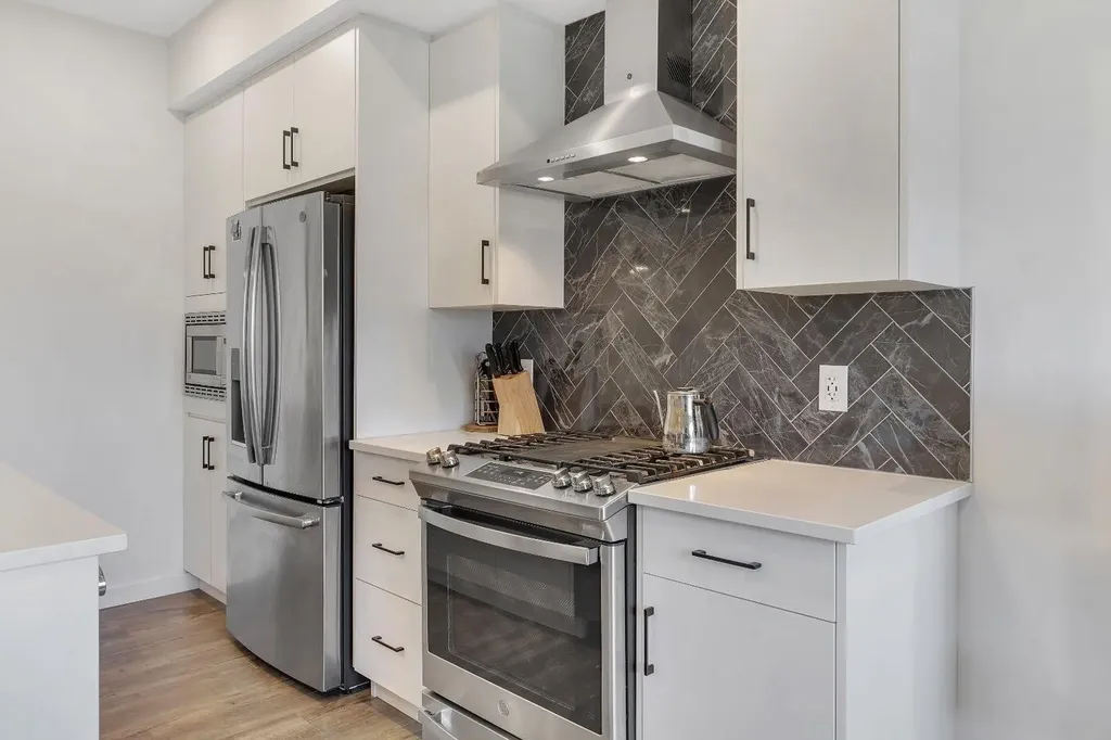 516 Greenbriar Common NW Calgary AB T3B 6J3
