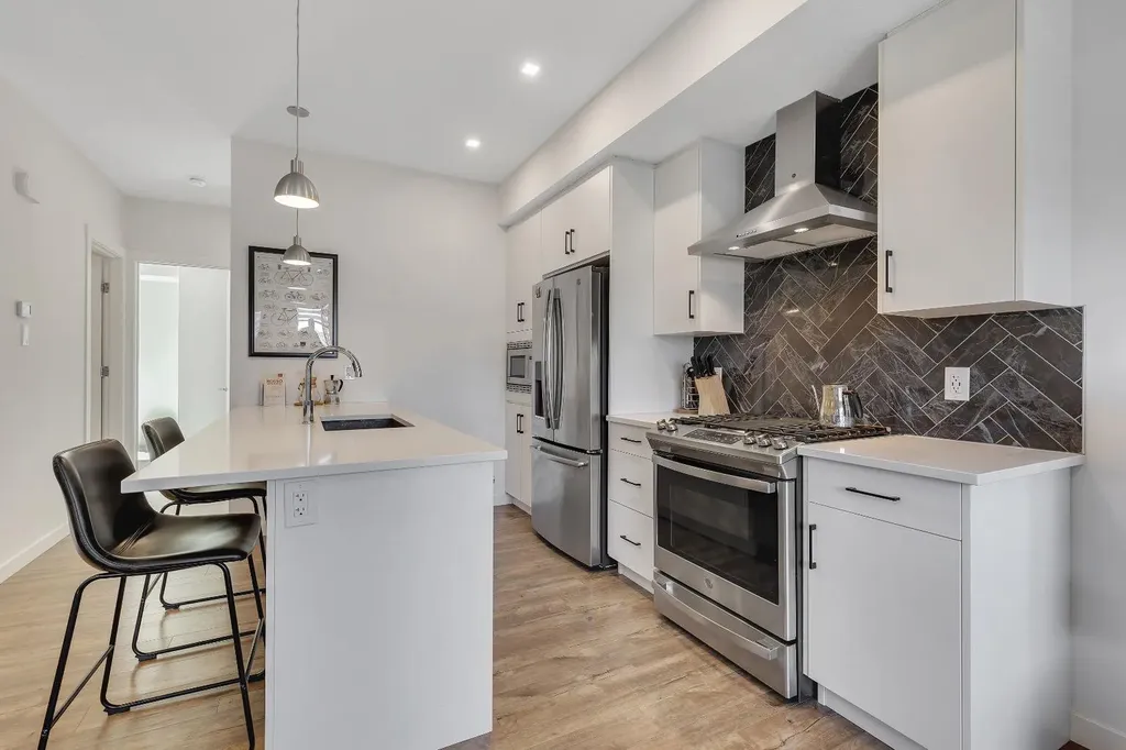 516 Greenbriar Common NW Calgary AB T3B 6J3