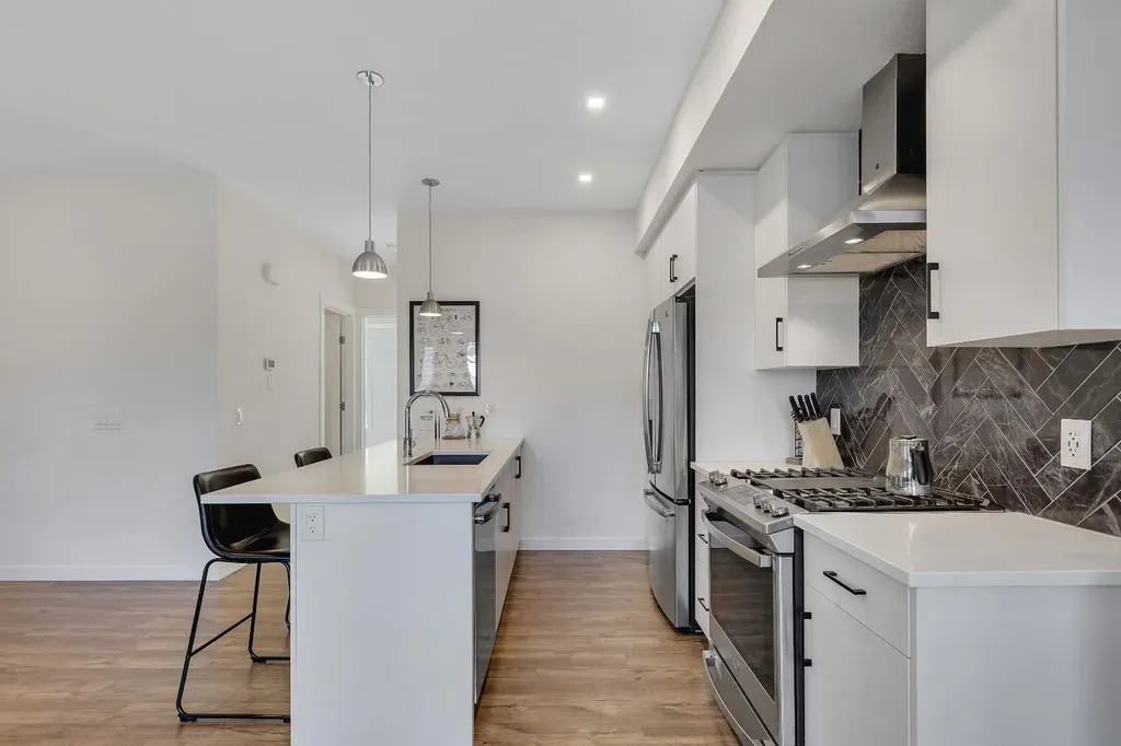 516 Greenbriar Common NW Calgary AB T3B 6J3