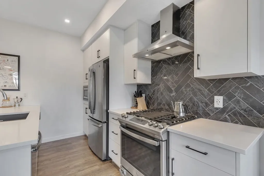 516 Greenbriar Common NW Calgary AB T3B 6J3