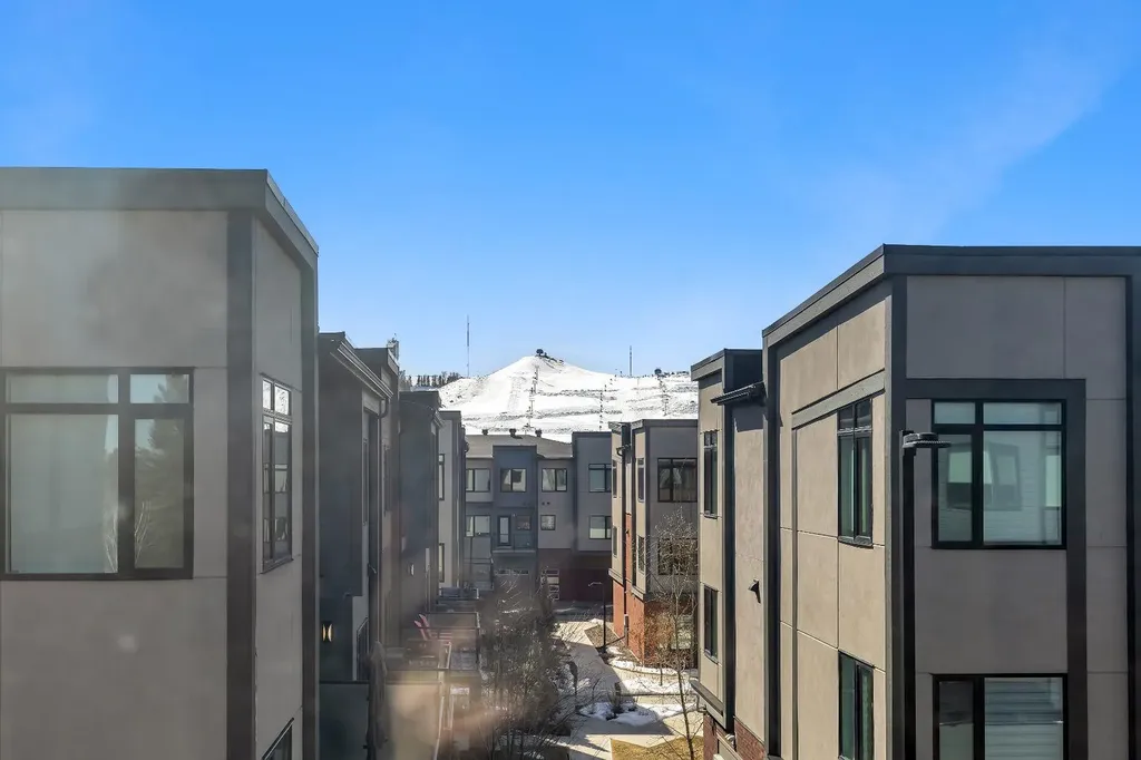 516 Greenbriar Common NW Calgary AB T3B 6J3