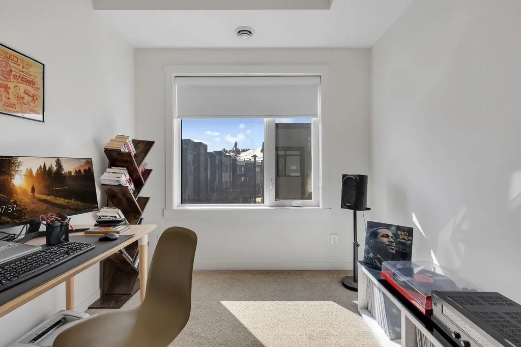 516 Greenbriar Common NW Calgary AB T3B 6J3