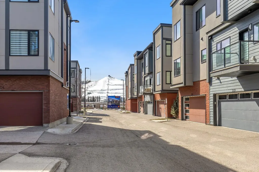 516 Greenbriar Common NW Calgary AB T3B 6J3