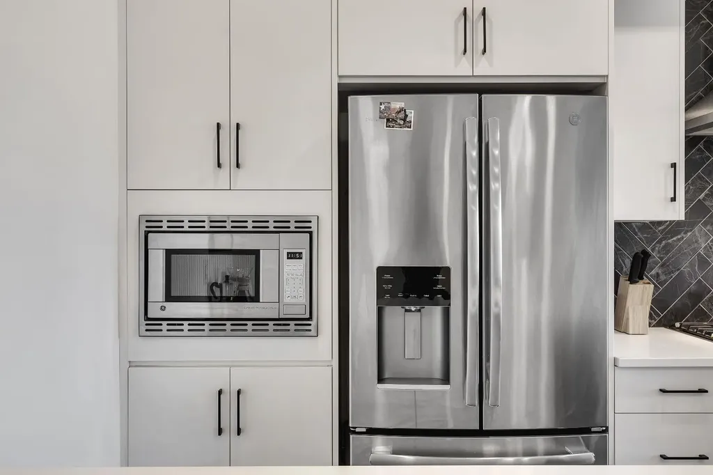 516 Greenbriar Common NW Calgary AB T3B 6J3