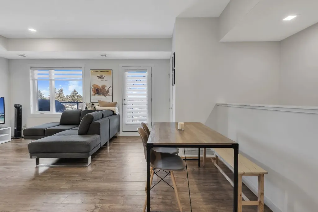 516 Greenbriar Common NW Calgary AB T3B 6J3