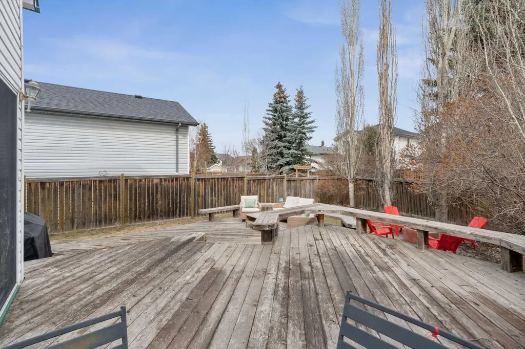 72 Mount Apex Green SE Calgary AB T2Z 2V4