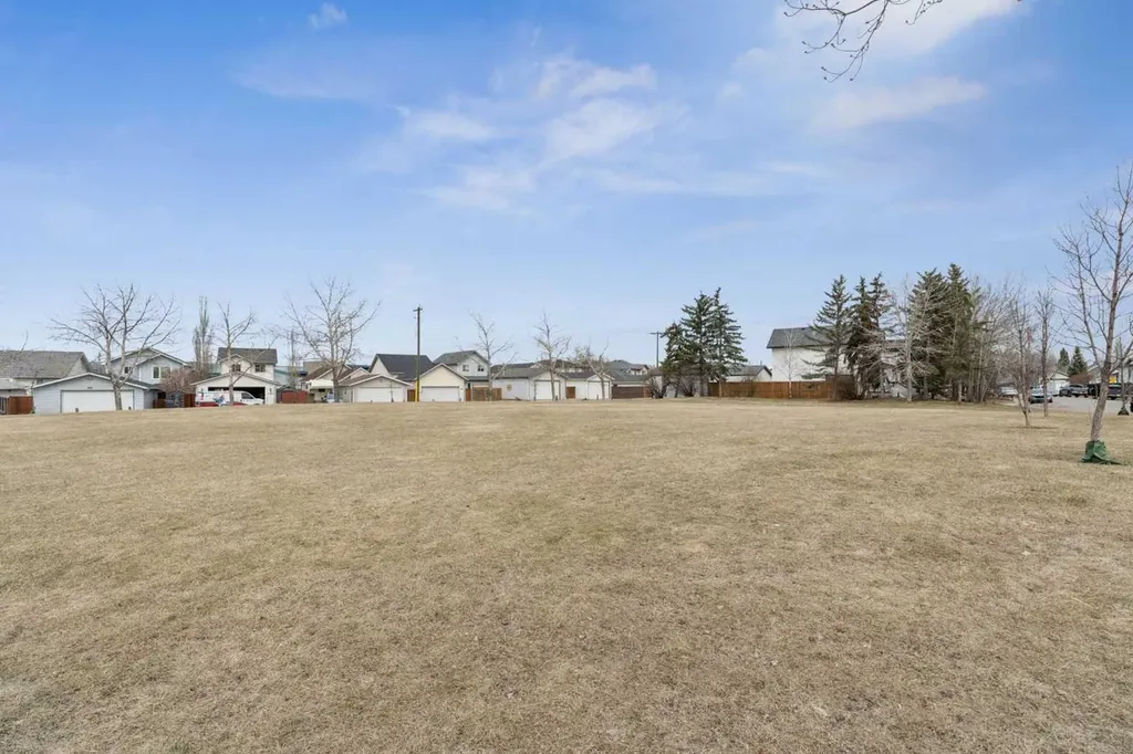 72 Mount Apex Green SE Calgary AB T2Z 2V4