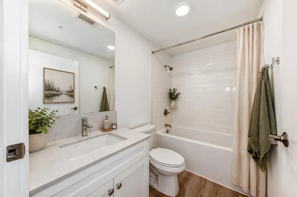 123 4 Street NE Calgary AB T2E 8K3