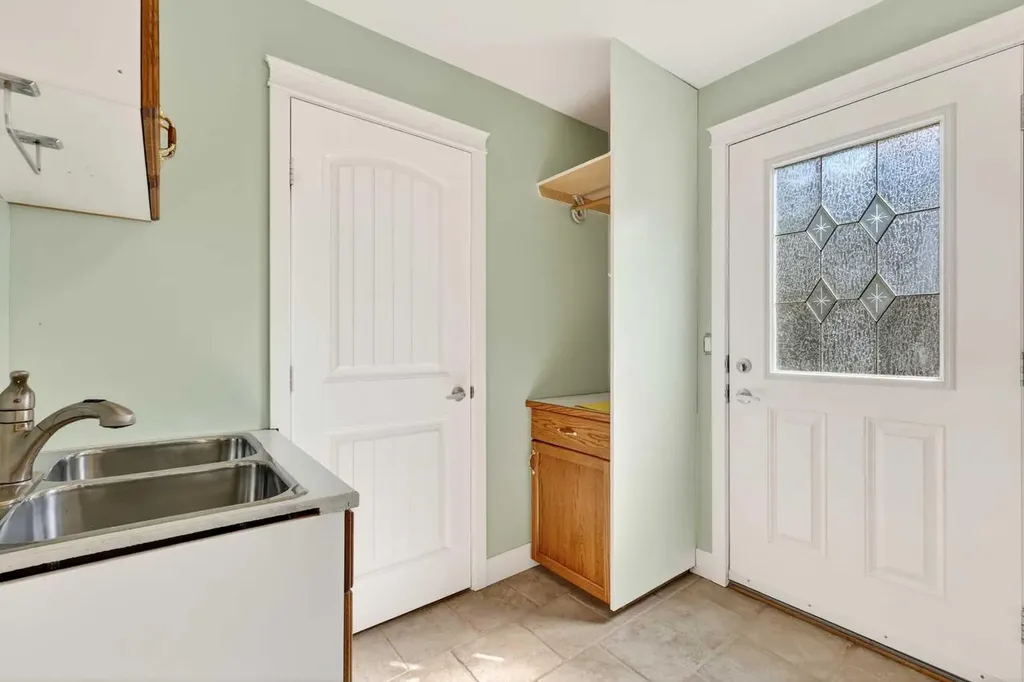 1212 15 Avenue Didsbury AB T0M 0S0