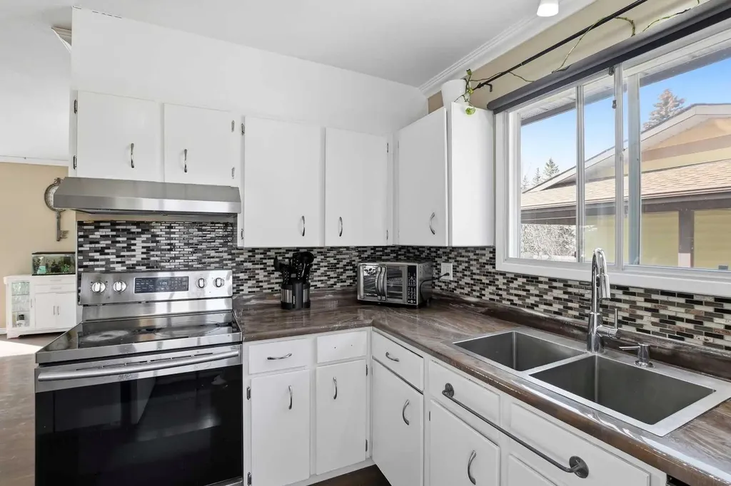 5218 Silverthorn Road Olds AB T4H 1B1
