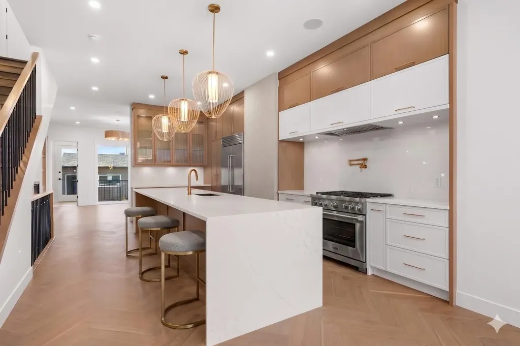 5104 21 Avenue NW Calgary AB T3B 0X4