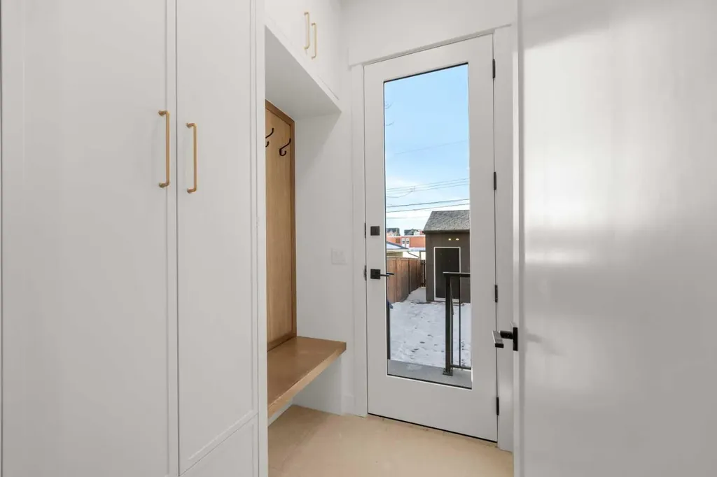 5104 21 Avenue NW Calgary AB T3B 0X4