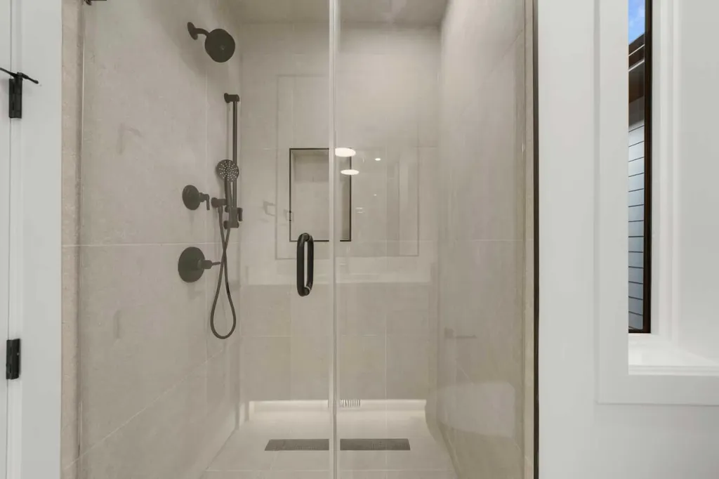 5104 21 Avenue NW Calgary AB T3B 0X4