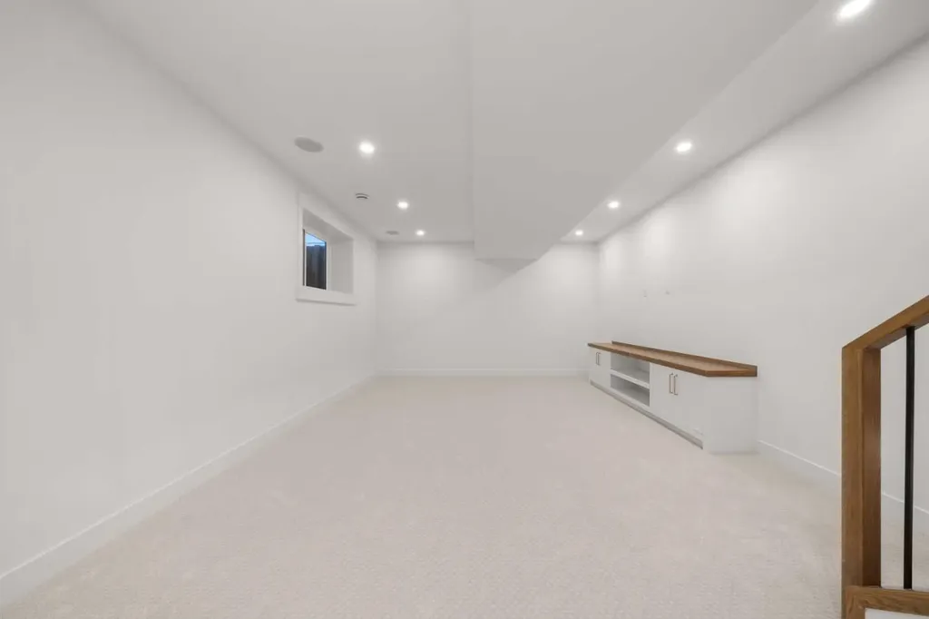 5104 21 Avenue NW Calgary AB T3B 0X4