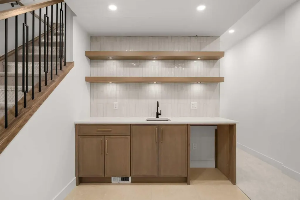 5104 21 Avenue NW Calgary AB T3B 0X4