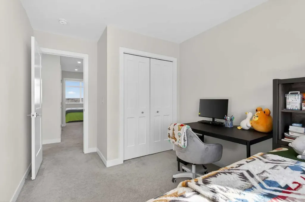116 Crestridge Common SW Calgary AB T3B 6J5
