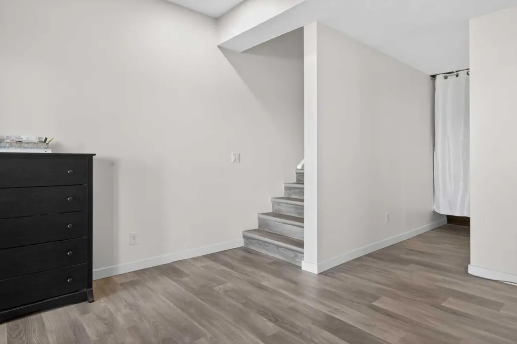 116 Crestridge Common SW Calgary AB T3B 6J5