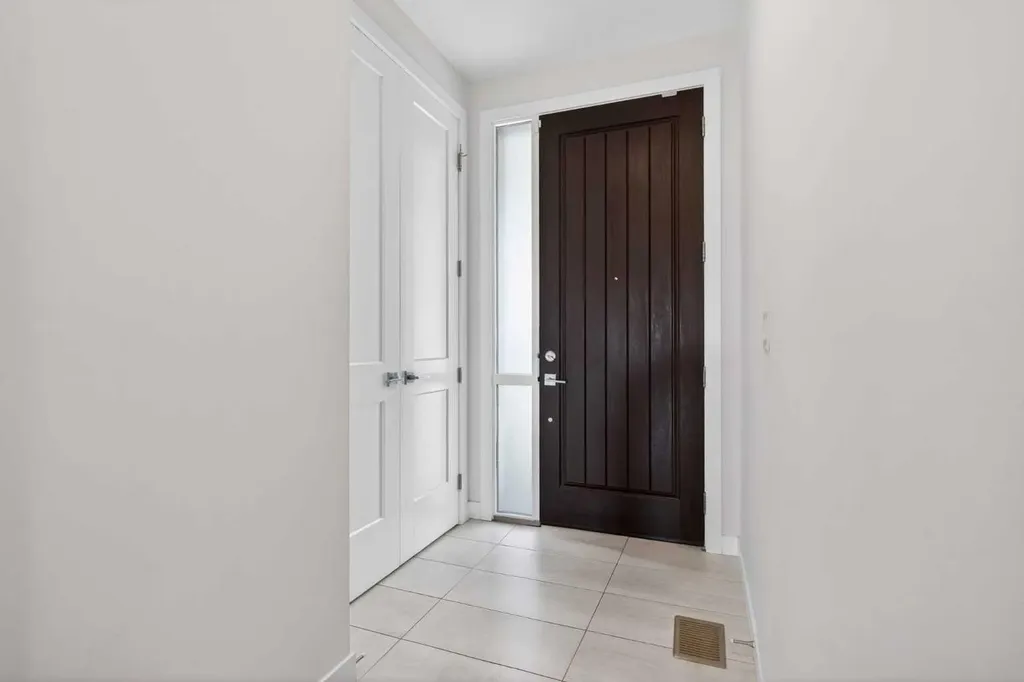 116 Crestridge Common SW Calgary AB T3B 6J5