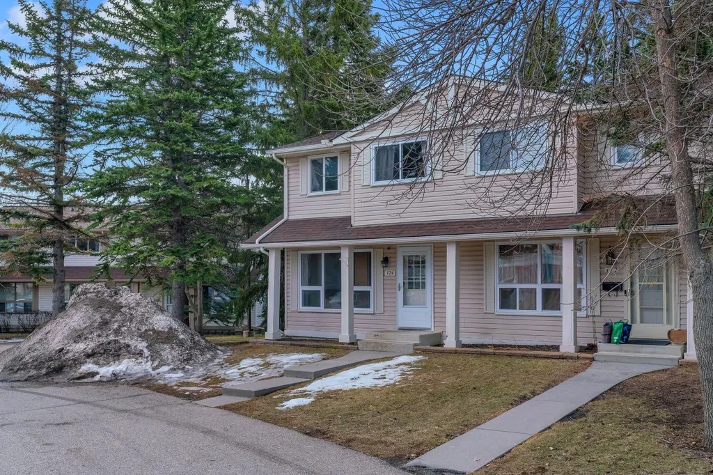 174 Woodmont Terrace SW Calgary AB T2W 4Z4