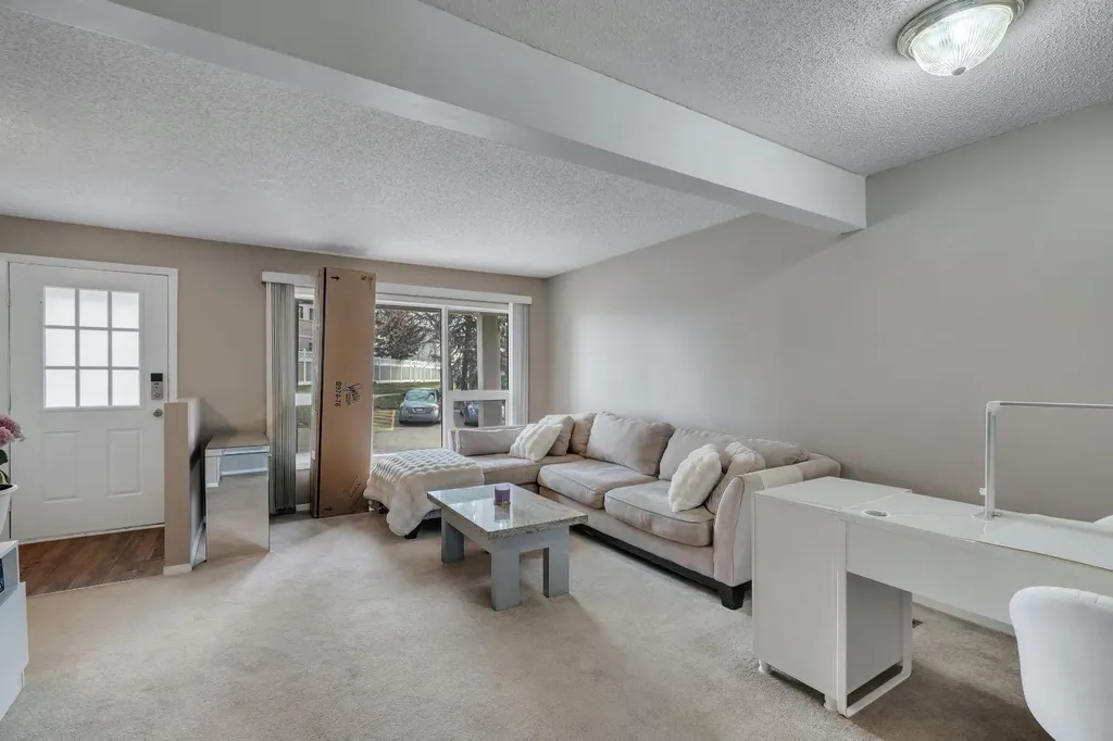174 Woodmont Terrace SW Calgary AB T2W 4Z4