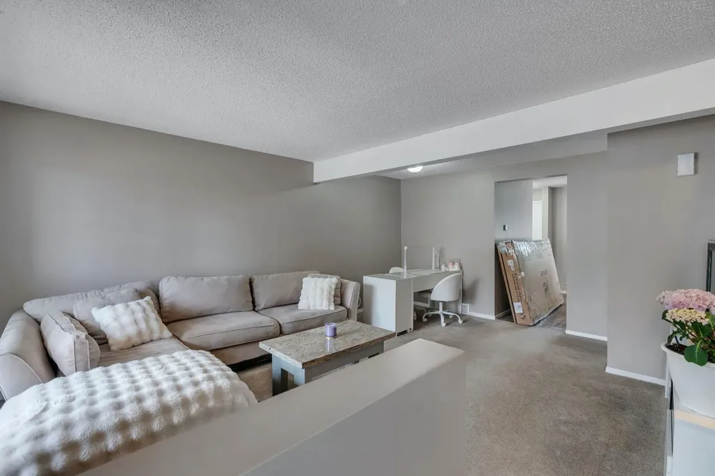 174 Woodmont Terrace SW Calgary AB T2W 4Z4
