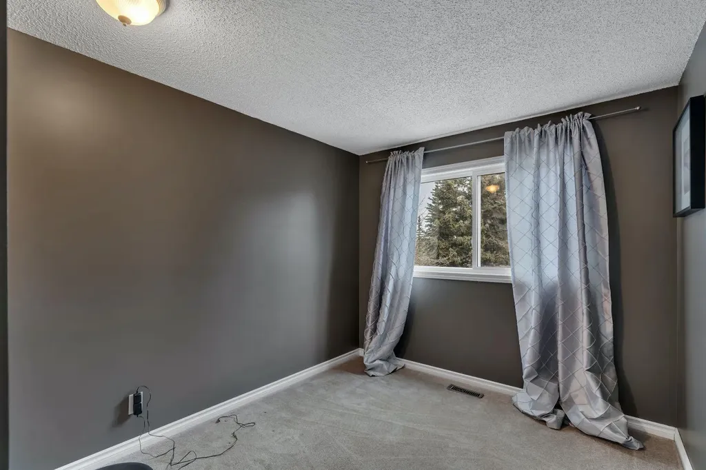 174 Woodmont Terrace SW Calgary AB T2W 4Z4
