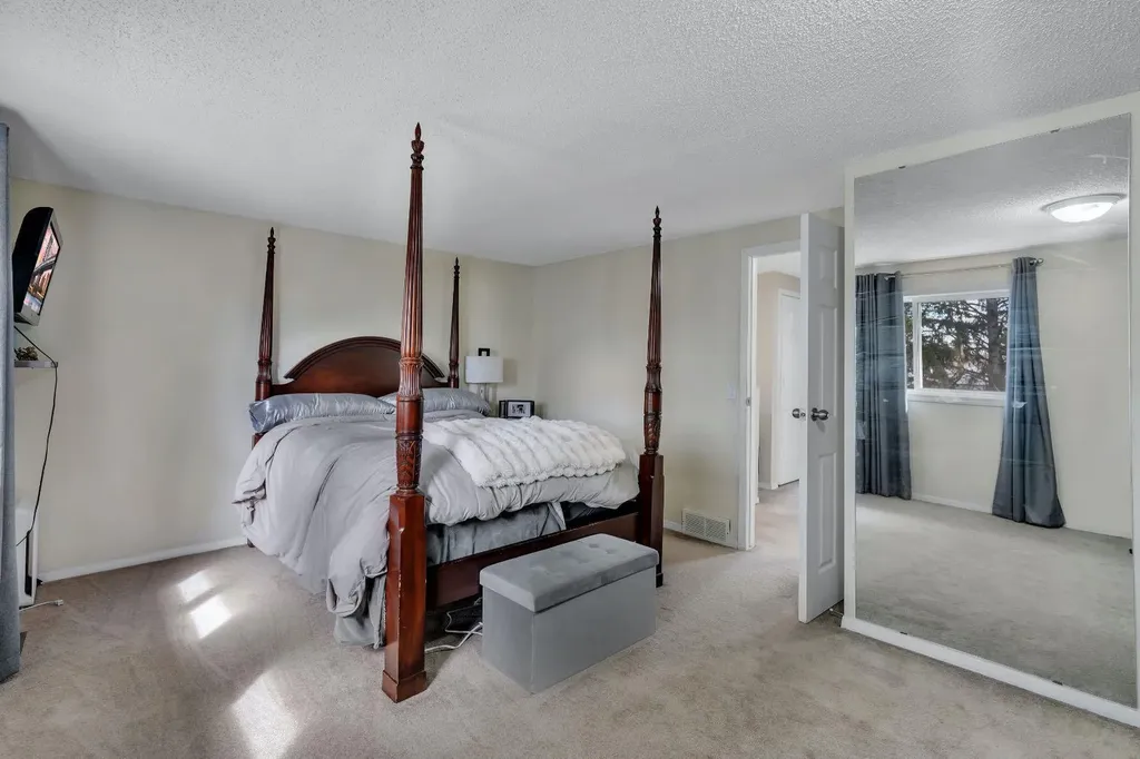 174 Woodmont Terrace SW Calgary AB T2W 4Z4