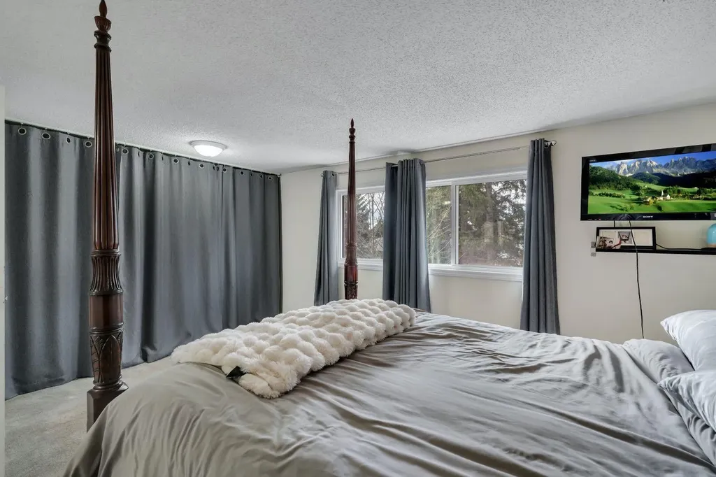 174 Woodmont Terrace SW Calgary AB T2W 4Z4