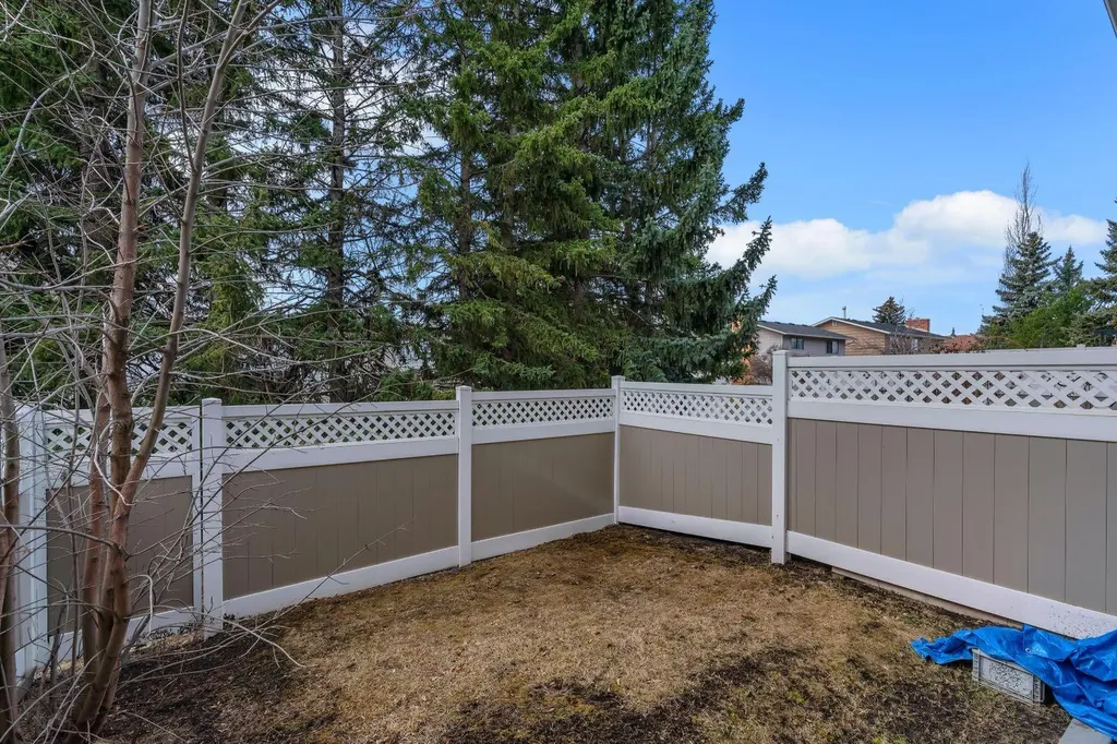 174 Woodmont Terrace SW Calgary AB T2W 4Z4