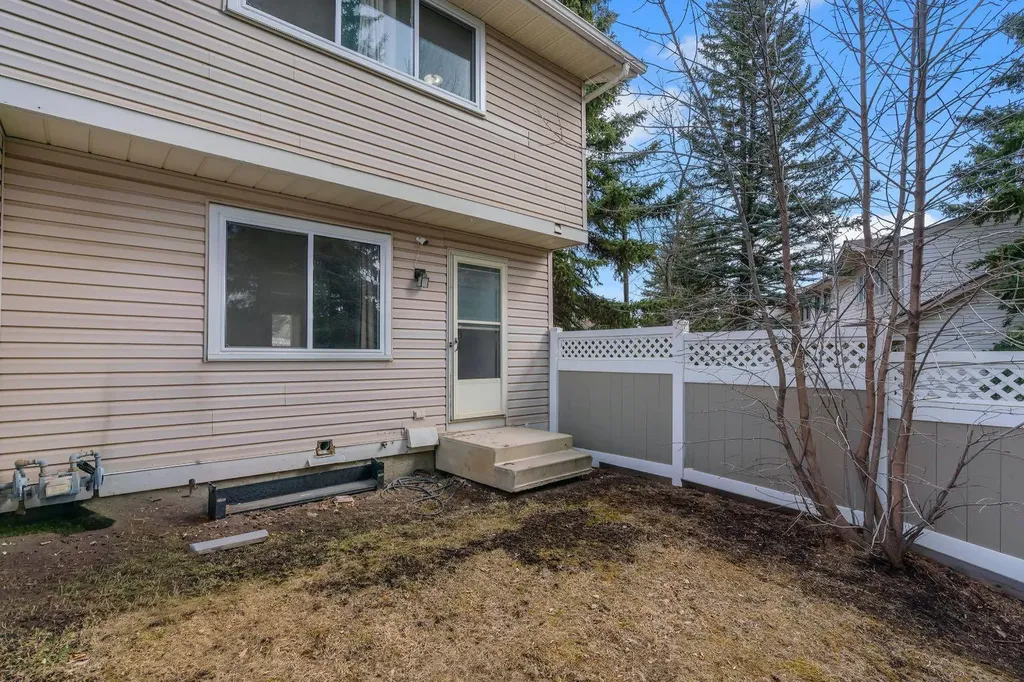 174 Woodmont Terrace SW Calgary AB T2W 4Z4