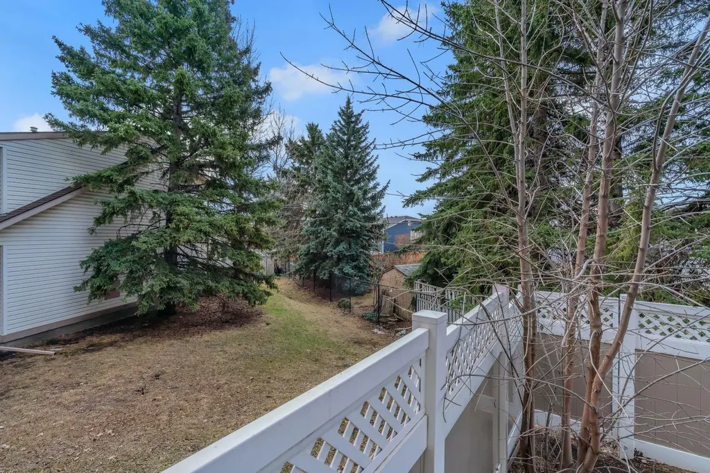 174 Woodmont Terrace SW Calgary AB T2W 4Z4