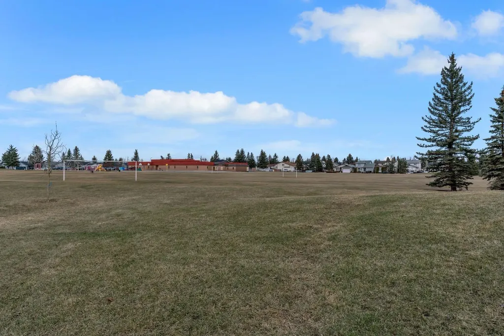 174 Woodmont Terrace SW Calgary AB T2W 4Z4