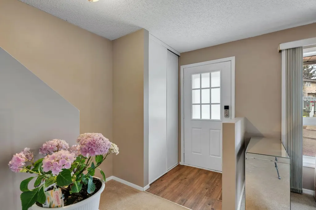 174 Woodmont Terrace SW Calgary AB T2W 4Z4