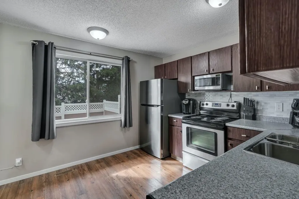 174 Woodmont Terrace SW Calgary AB T2W 4Z4