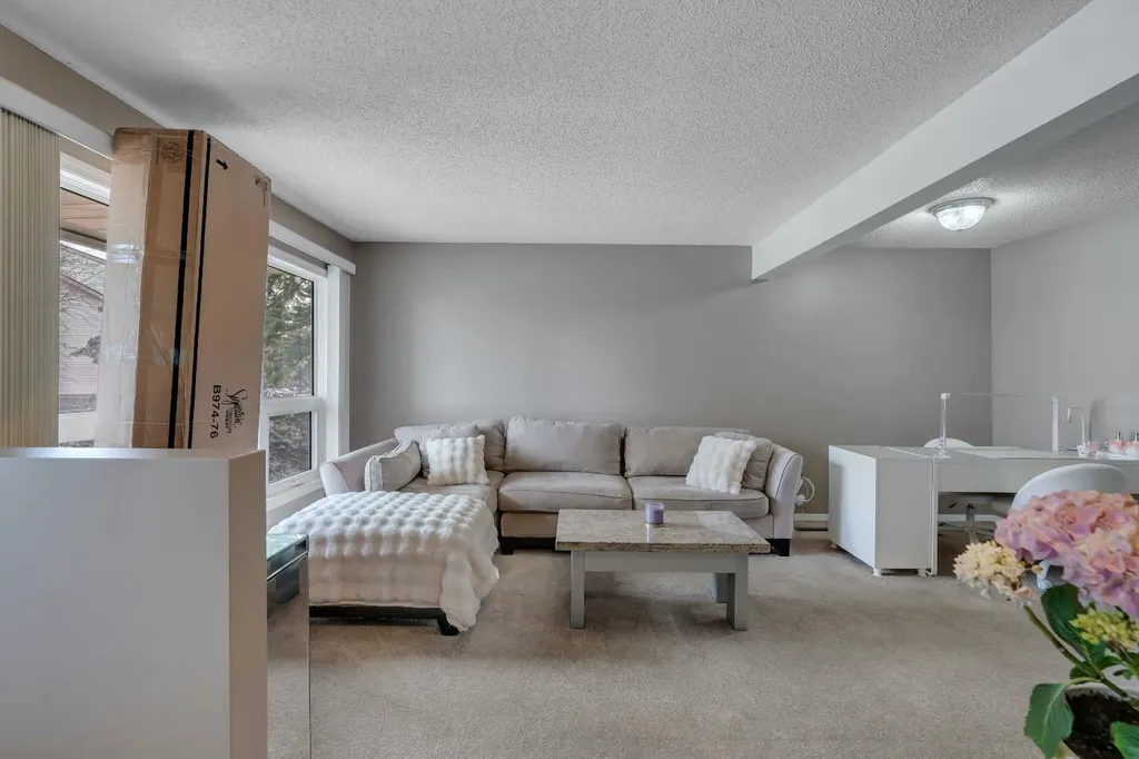 174 Woodmont Terrace SW Calgary AB T2W 4Z4