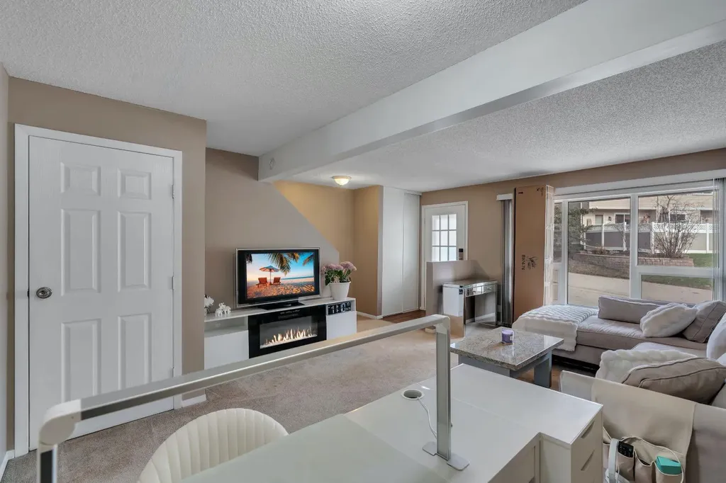 174 Woodmont Terrace SW Calgary AB T2W 4Z4
