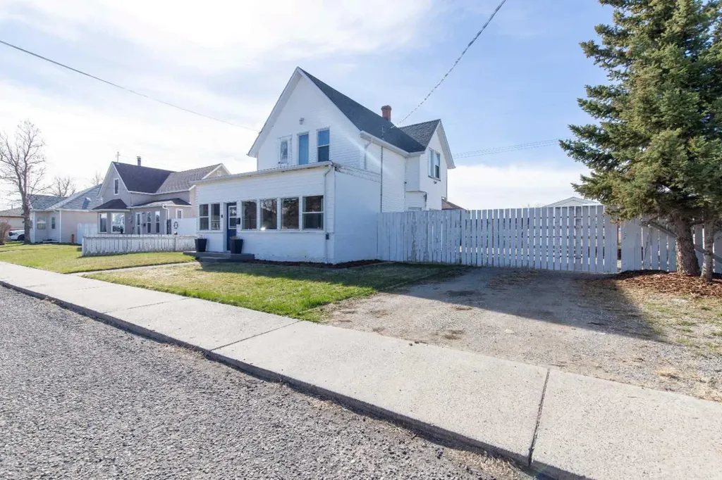 446 21 Street Fort Macleod AB T0L 0Z0