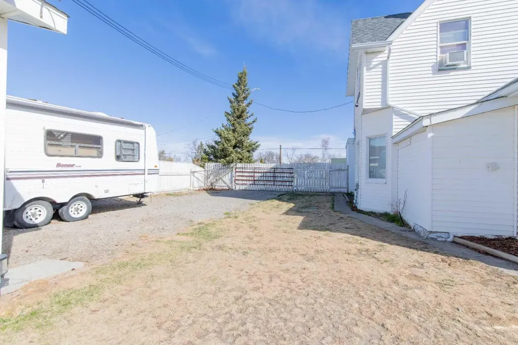 446 21 Street Fort Macleod AB T0L 0Z0