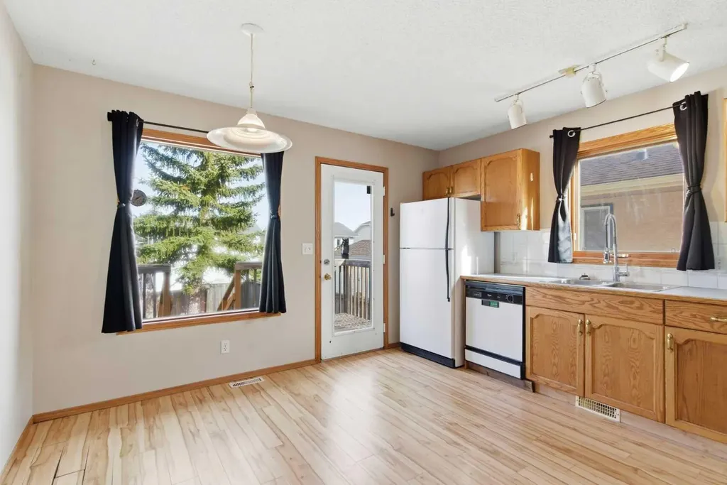8 West Aarsby Road Cochrane AB T4C1M4