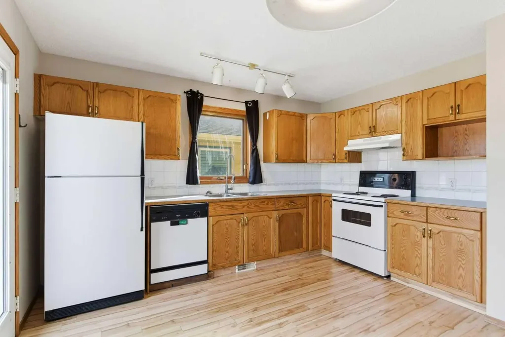 8 West Aarsby Road Cochrane AB T4C1M4