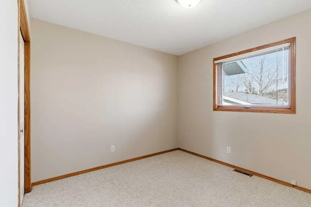 8 West Aarsby Road Cochrane AB T4C1M4