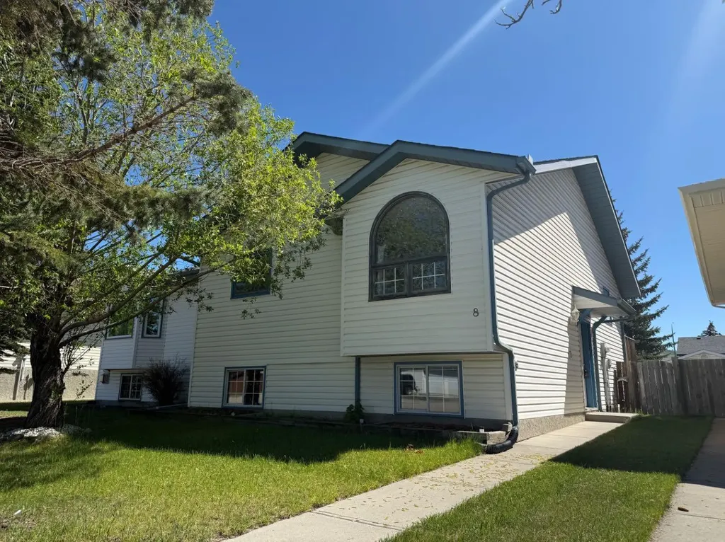 8 West Aarsby Road Cochrane AB T4C1M4