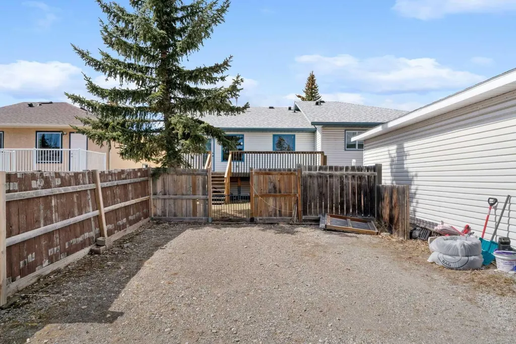 8 West Aarsby Road Cochrane AB T4C1M4