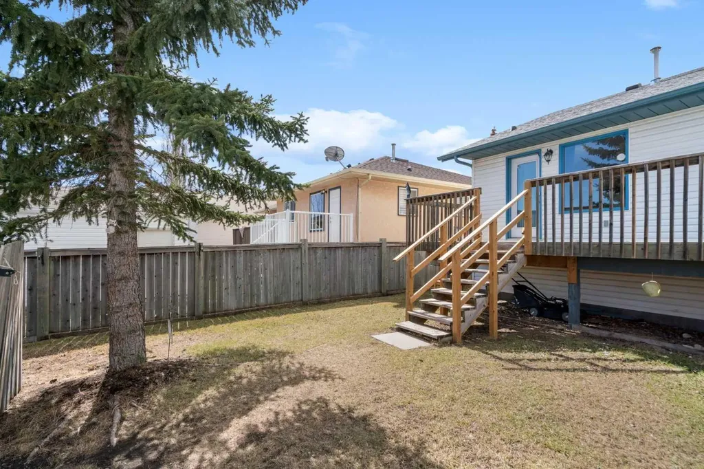 8 West Aarsby Road Cochrane AB T4C1M4