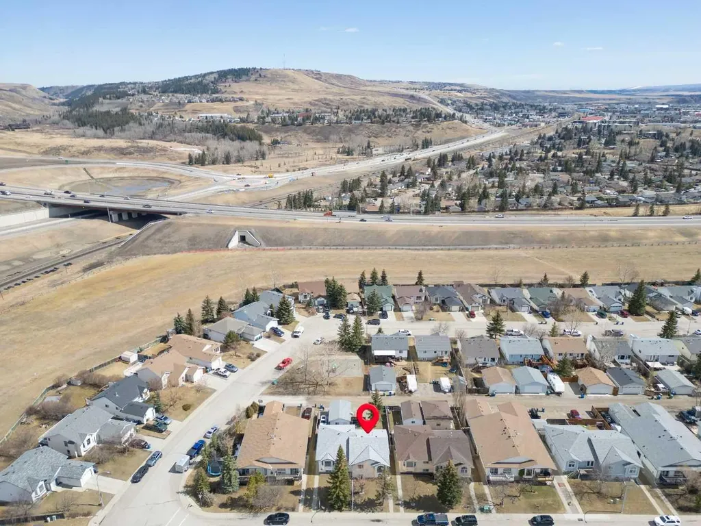 8 West Aarsby Road Cochrane AB T4C1M4