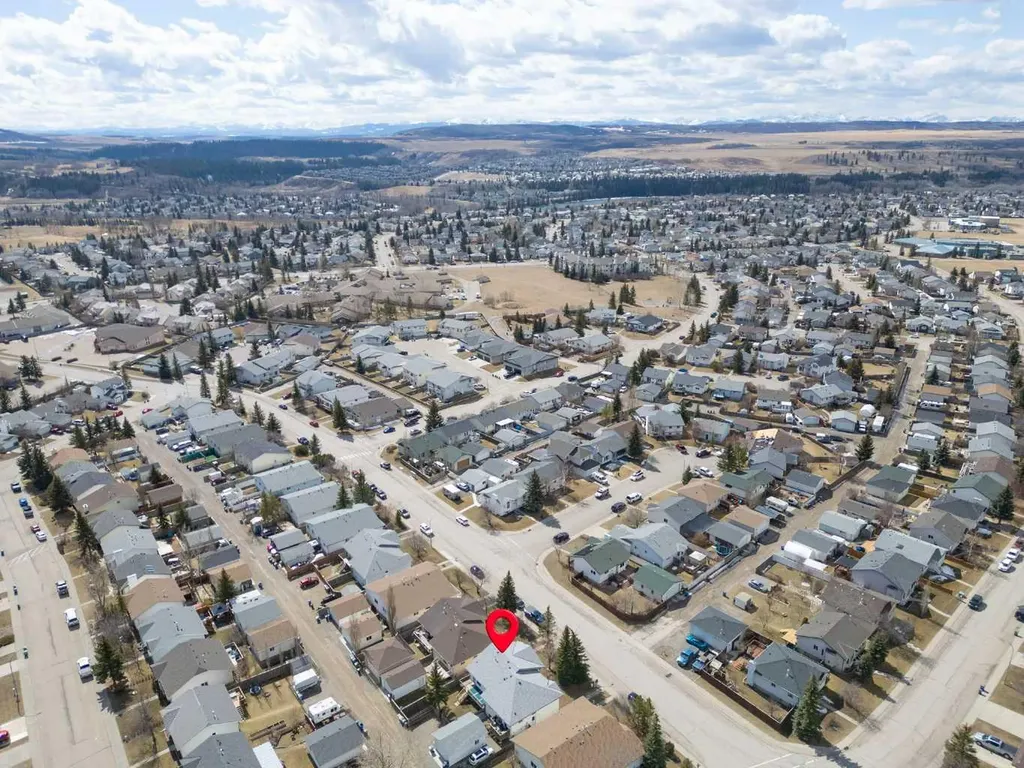 8 West Aarsby Road Cochrane AB T4C1M4