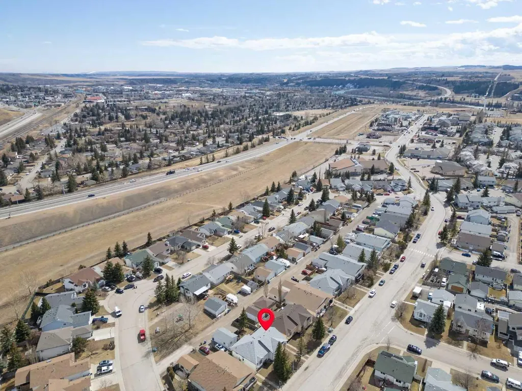 8 West Aarsby Road Cochrane AB T4C1M4