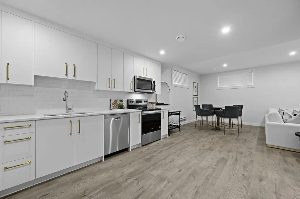 6 Westland Park SW Calgary AB T3H 0W1