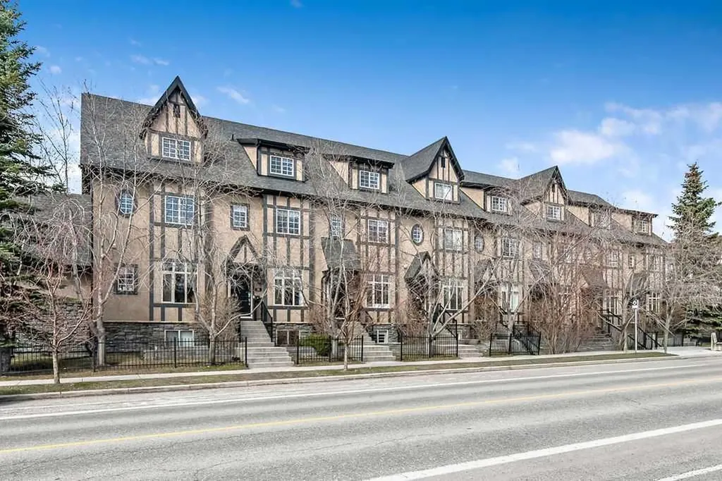 6 Scarpe Drive SW Calgary AB T2T 6P2