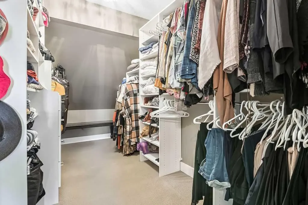 6 Scarpe Drive SW Calgary AB T2T 6P2